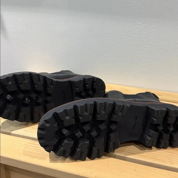 Madewell The Citywalk Lugsole Chelsea Boot in Black Leather Sz 7.5
MSRP $198 - Picture 5 of 10